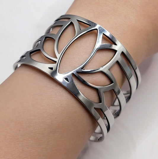 Elegant Silver-Plated Stainless Steel Bracelet With Intricate Pattern Designs