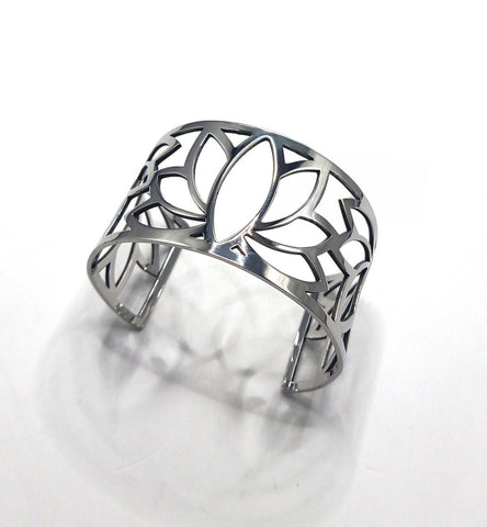 Elegant Silver-Plated Stainless Steel Bracelet With Intricate Pattern Designs