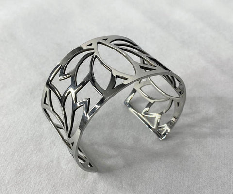Elegant Silver-Plated Stainless Steel Bracelet With Intricate Pattern Designs
