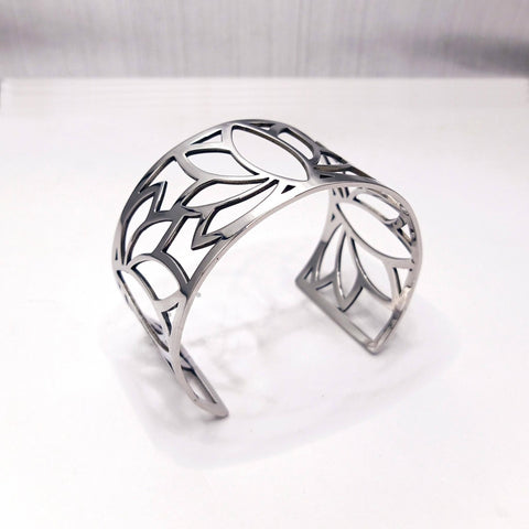 Elegant Silver-Plated Stainless Steel Bracelet With Intricate Pattern Designs