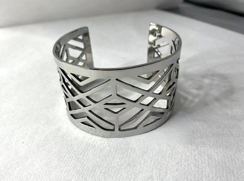 Elegant Silver-Plated Stainless Steel Bracelet With Intricate Pattern Designs